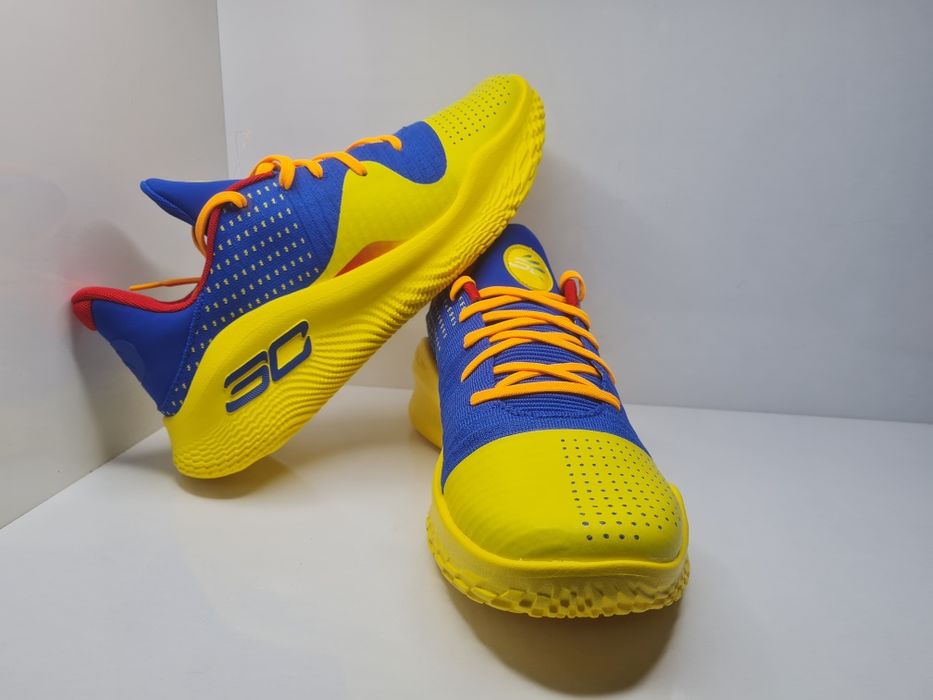 Кецове Under Armour Curry 4 Low 

Чисто нови с кутия.

Размир 44 стелк