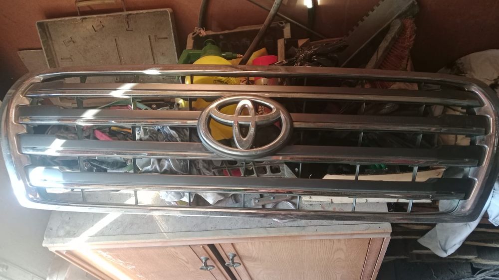 Решетка радиатора Тайота ланд крузер  200