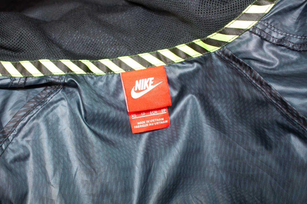Nike Track & Field оригинално дамско яке сиво с принт ветровка XS