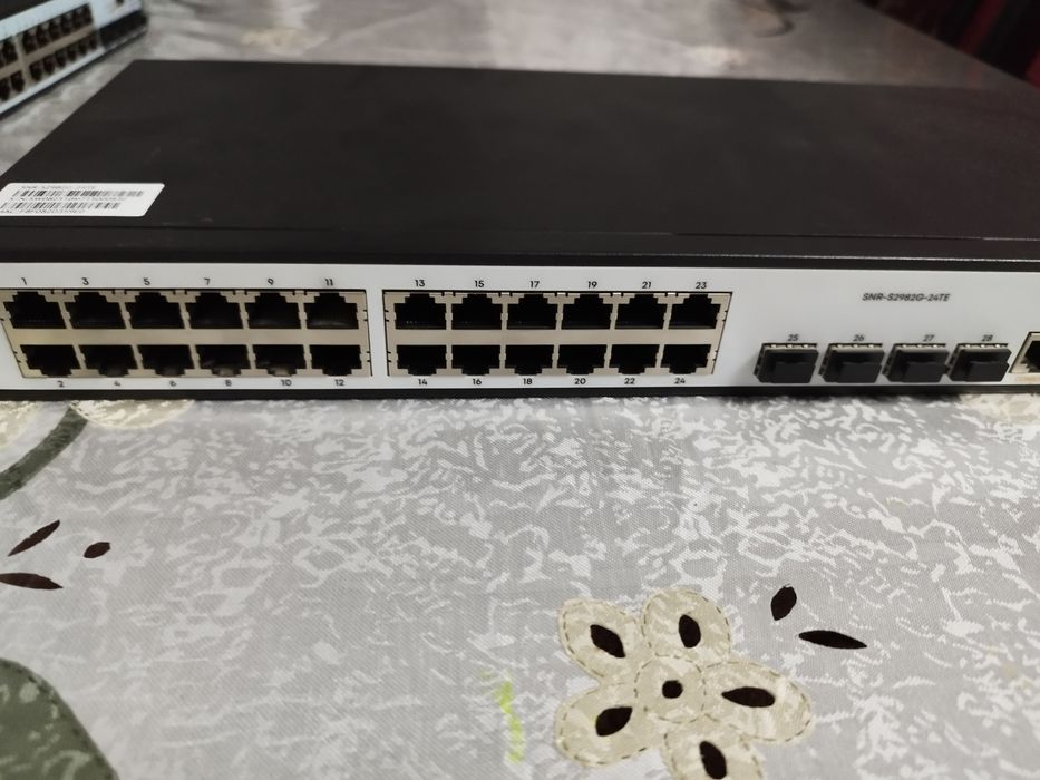 Продам 48 и 24 портовый управляемый коммутатор SNR-S2985G-48T в отличн