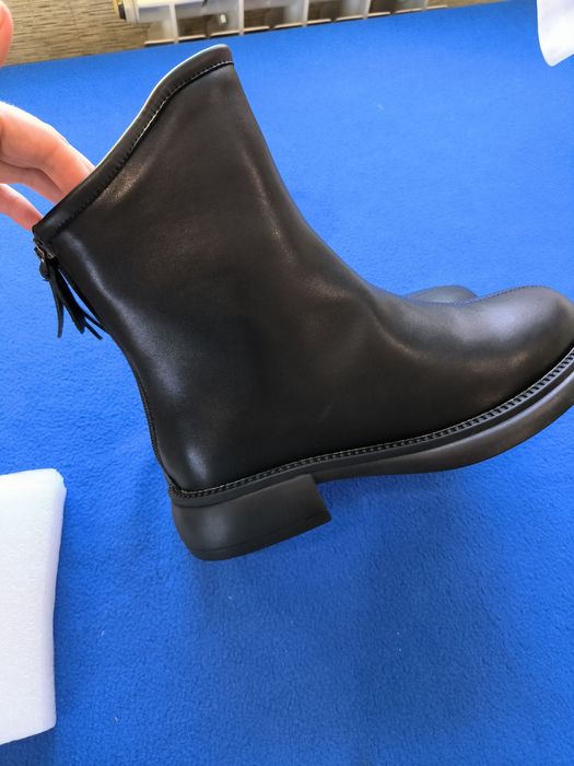 Продам новые женские ботинки