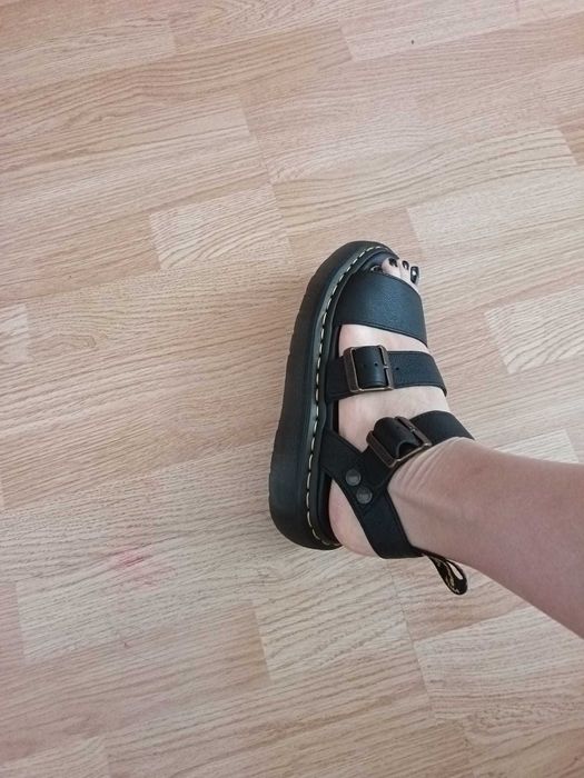 Sandale Dr. Martens
Sandale de piele cu bareta pe glezna Clarissa