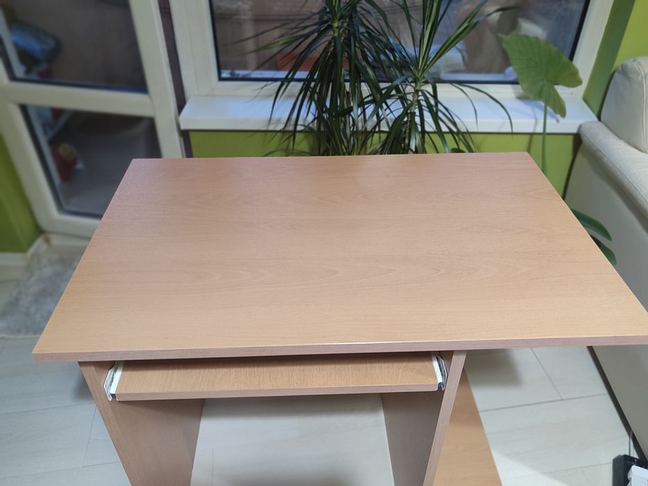 Компютърно бюро плюс подарък въртящ се детски стол