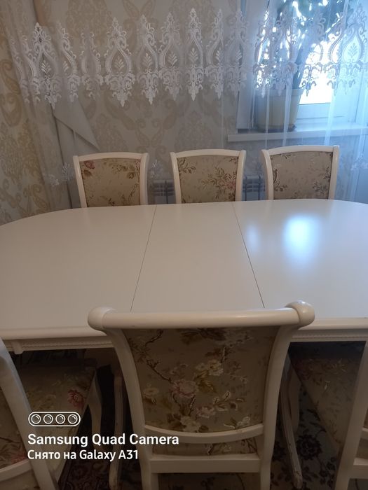 Стол объеденный с шестими стулями.