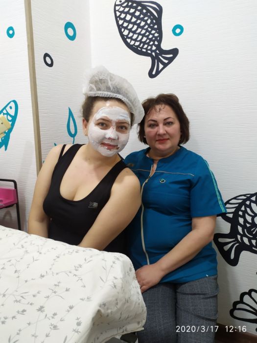 Косметолог. Работаю с мужчинами и женщинами. Также удаляю папилломы.