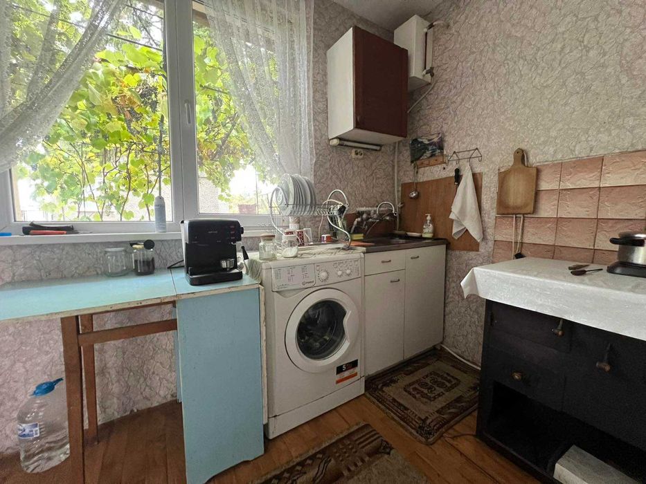 с. Горна Диканя, масивна къща с лок. отопление и геран