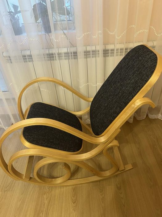 Продавам удобен люлеещ се стол