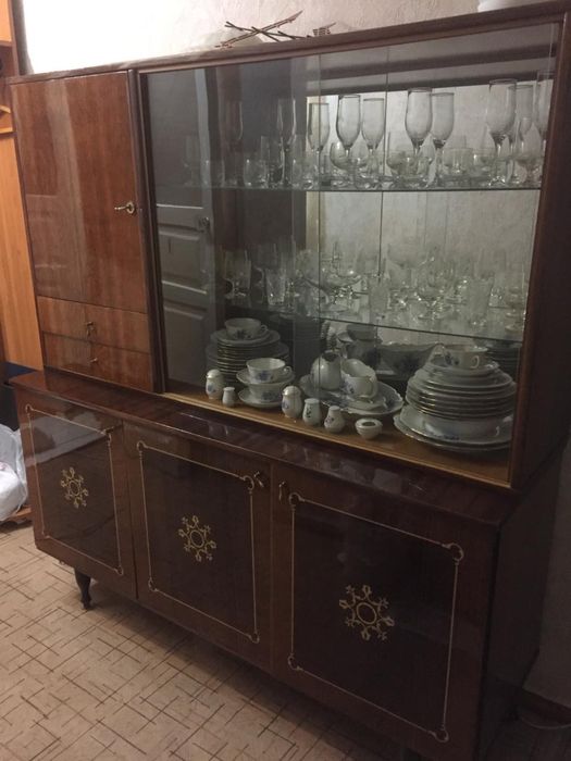 Продам сервант.