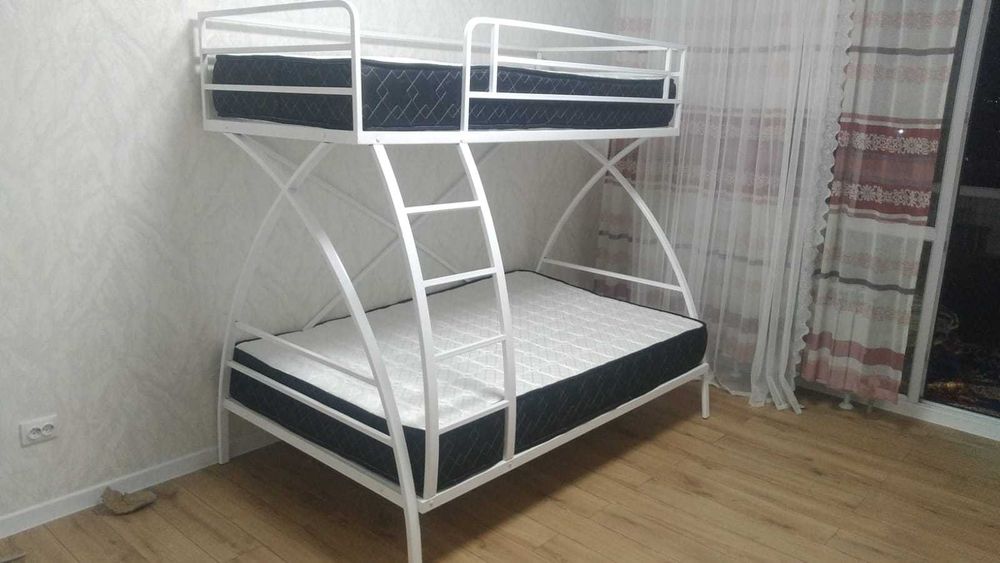Металлическая двухъярусная кровать (двухярусная). Доставка бесплатно.