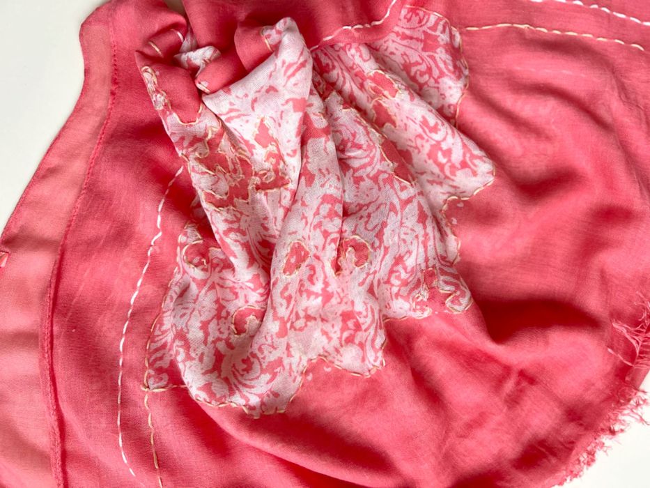 Разкошен розов шал Silvian Heach