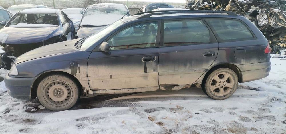 Тойота Авенсис 2001г.