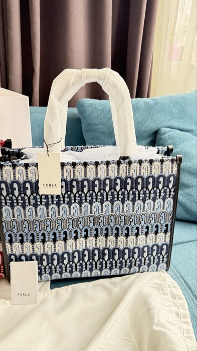 FURLA Opportunity в 5 цвята.Нови,100% оригинал, със сериен номер етикети противопрахова торбичка , подаръчен плик FURLA.Всичко ит до