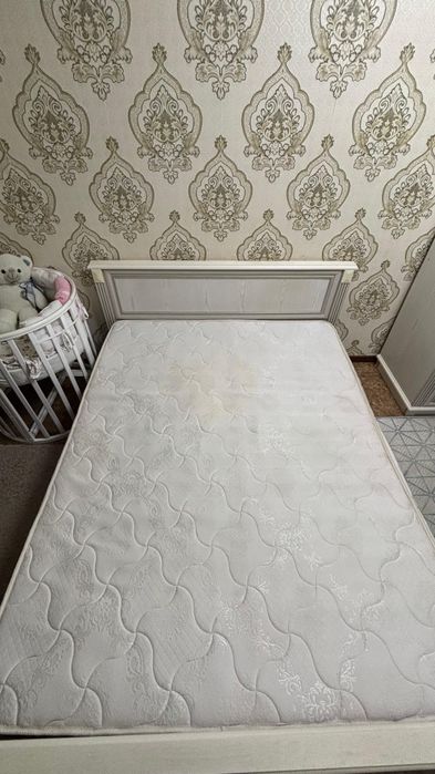 Продам спальный гарнитур комплектом