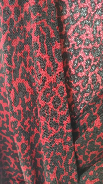 Червена рокля с леопардов принт