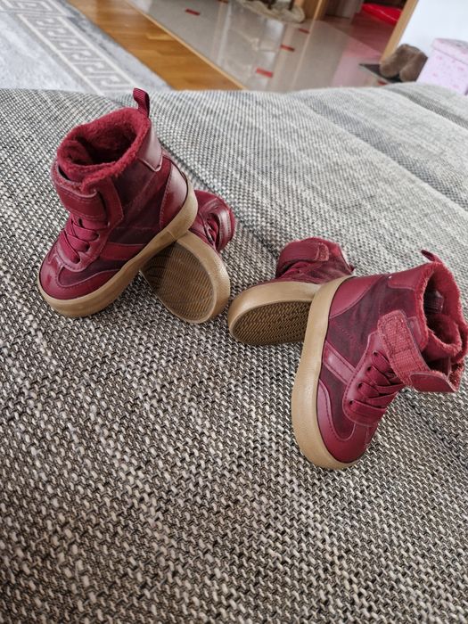 Vând 2 perechi de  pantofi sport inalti H&M, mărimea 18-19.