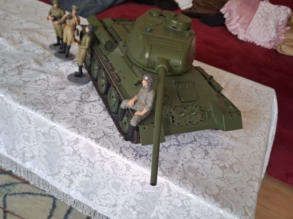 Tank machetă(cu led si baterii)