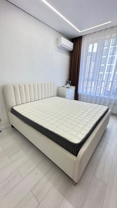 Продам бежевую кровать.