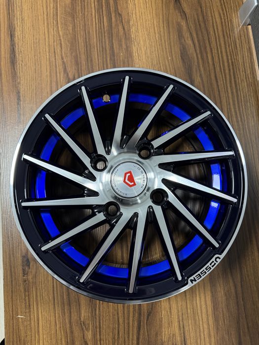 Vossen diska R13 Qora Qizil va Kok rangdagisi bor