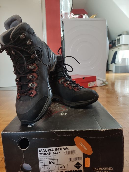Туристически обувки LOWA