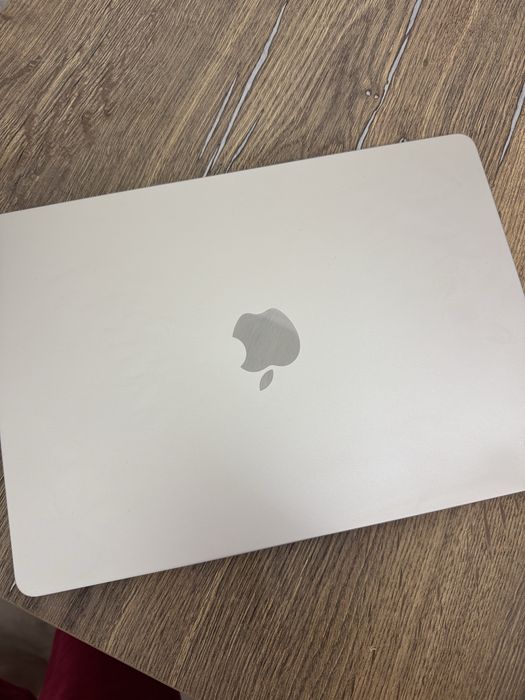 MacBook Air M3 (2024)