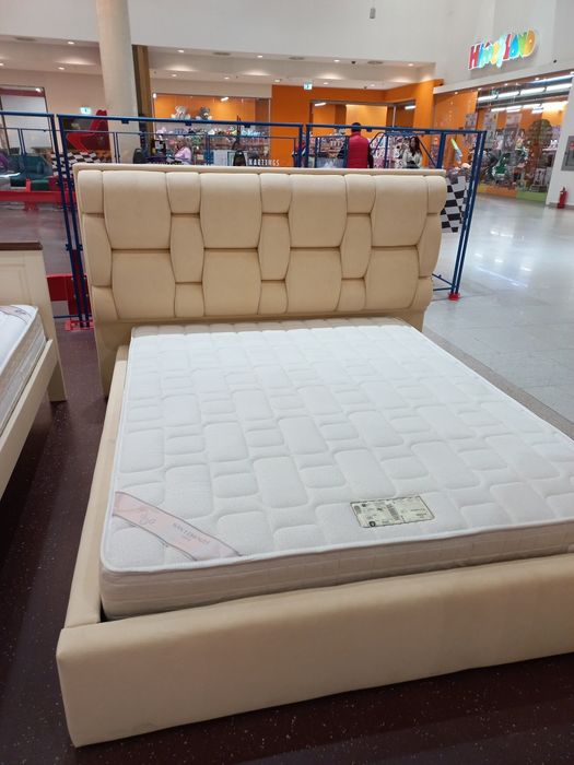 Pat tapitat cu somiere boxspring