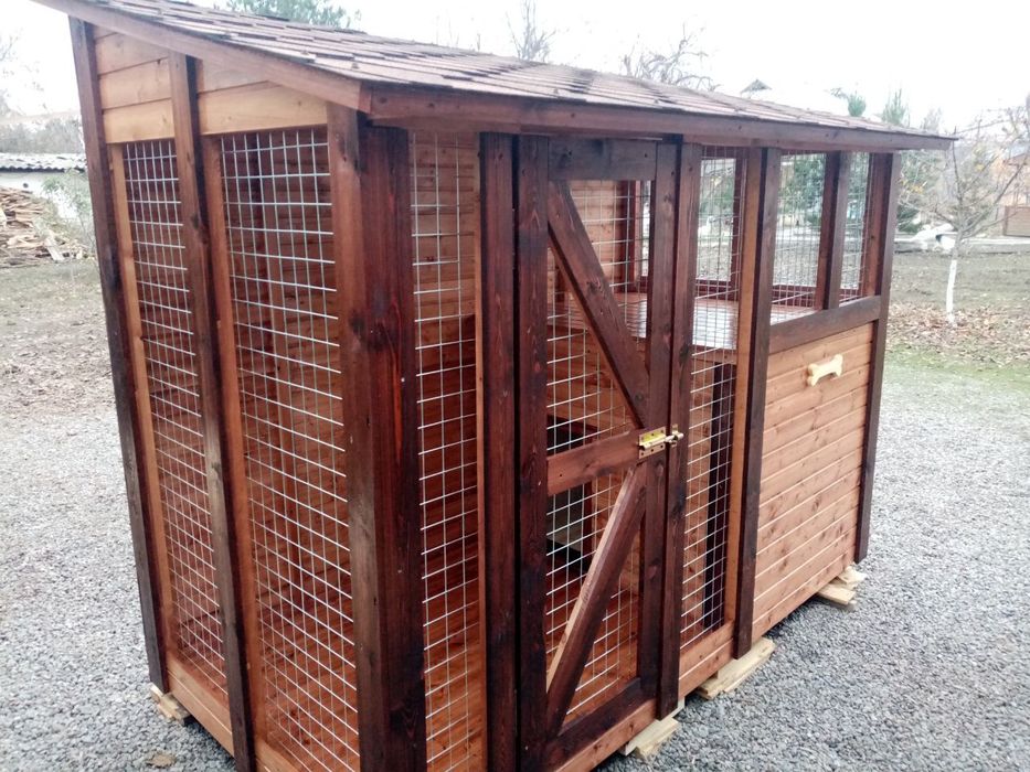 Будка с вольером.