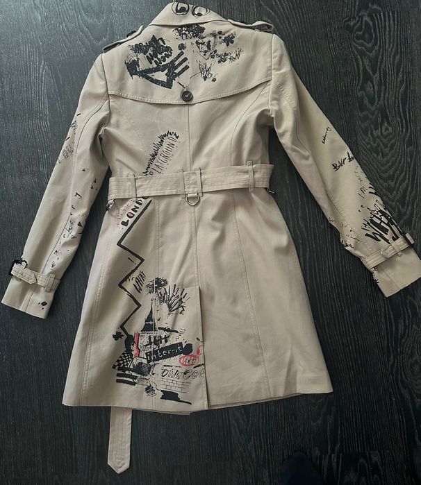 Trench Burberry, măsura S, model deosebit!