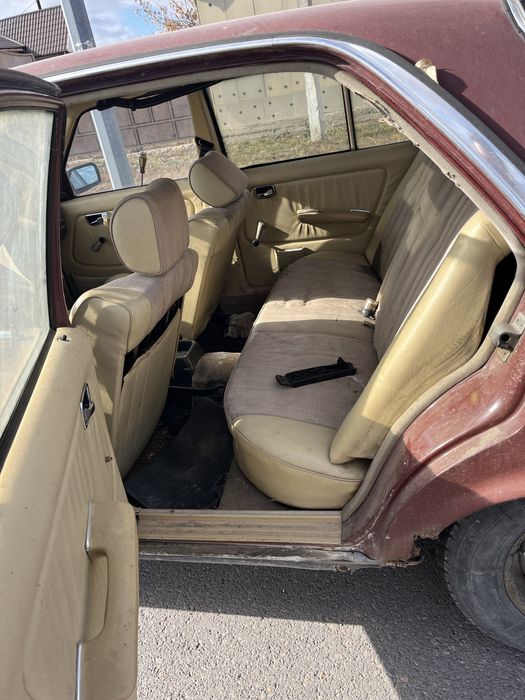 машина Mercedes W123 E200