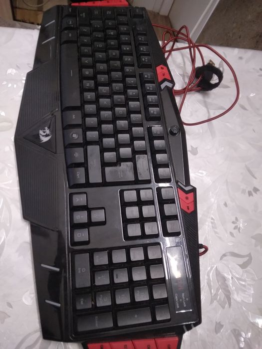 Vând  tastatura Redragon.