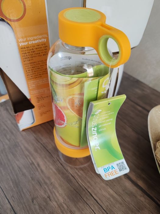 Портативна сокоизтисквачка с бутилка