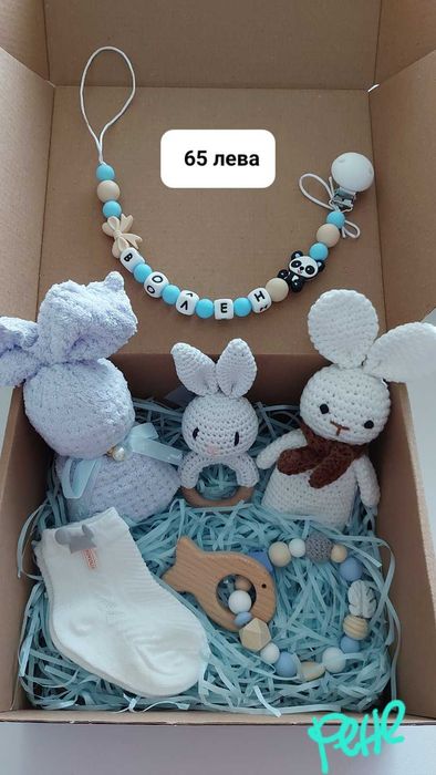 Подаръчен комплект за бебе, персонализиран клипс, дъвкалка, чорапки...