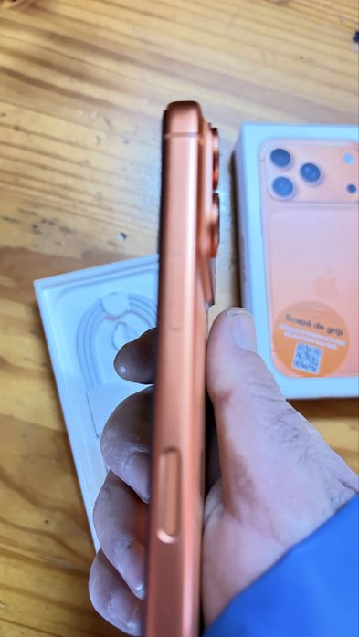 Iphone 17pro cosmic orange