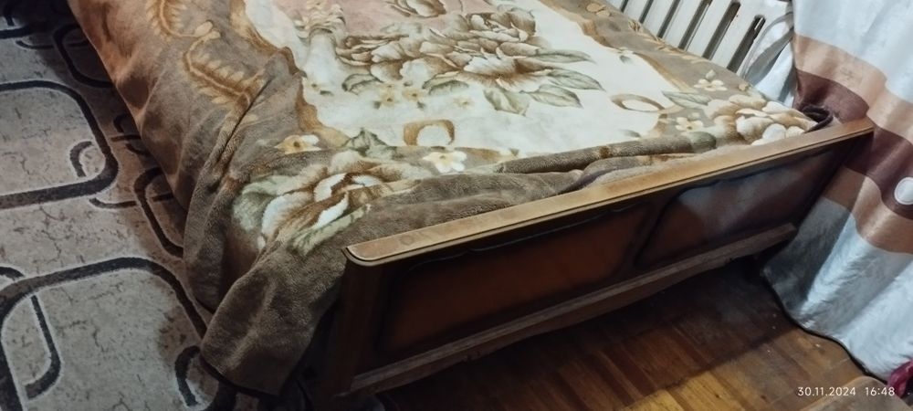 Продаётся трюмо, кравать и две тумбочки