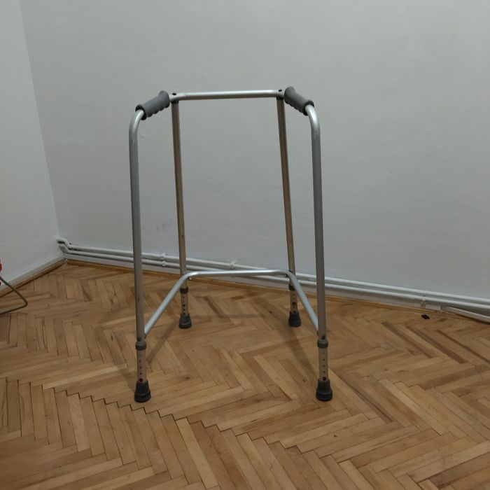 Vand cadru de mers pt persoane cu probleme