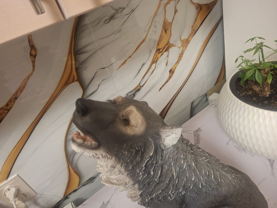 Статуя     волка