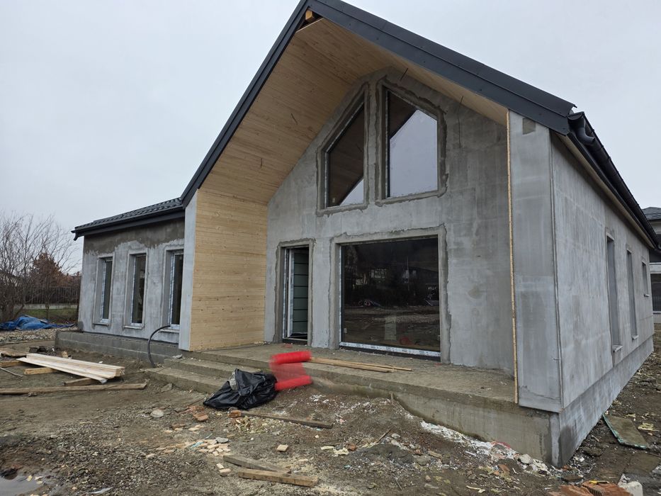 Casa moderna cu asfalt si toate utilitățile.