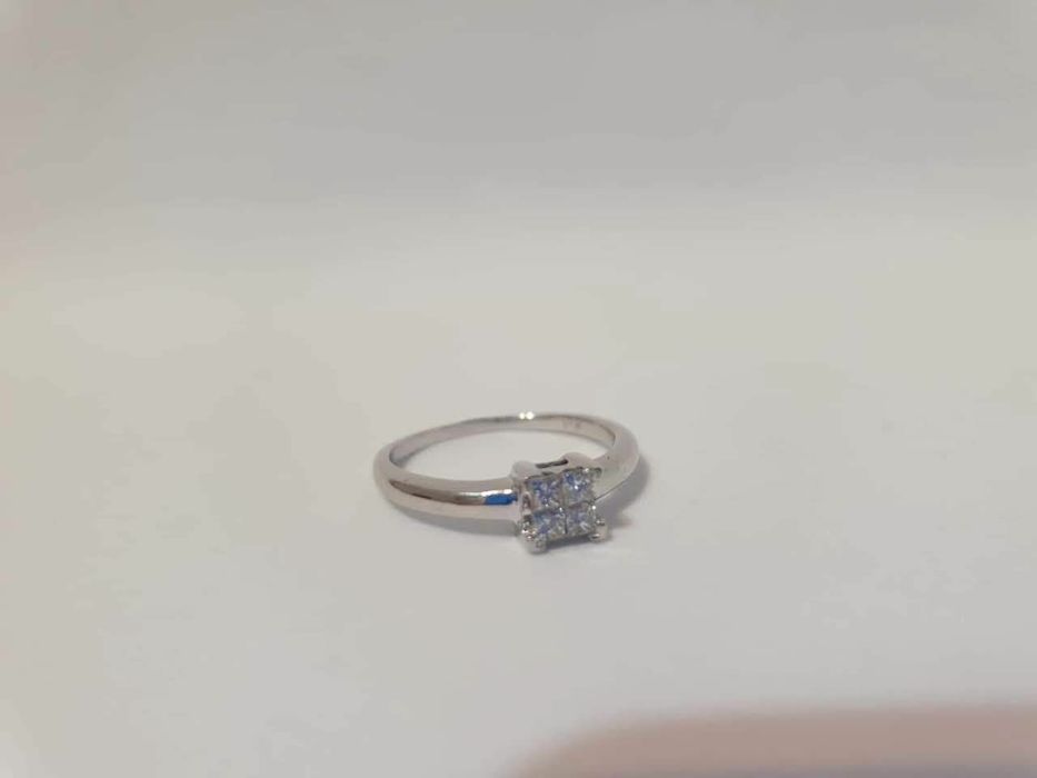 inel din aur alb de 14k,cu 4 diamante de 0,15k ,nou