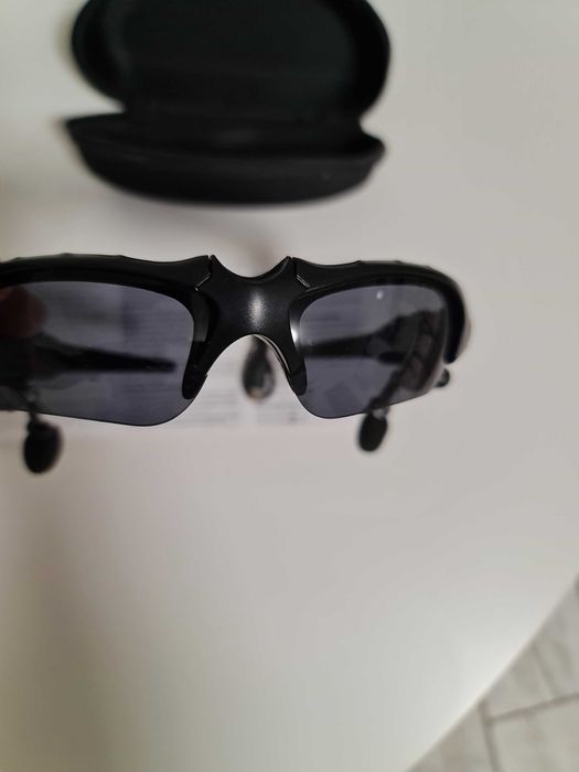 Ochelari de soare cu căști audio prin Bluetooth si toc