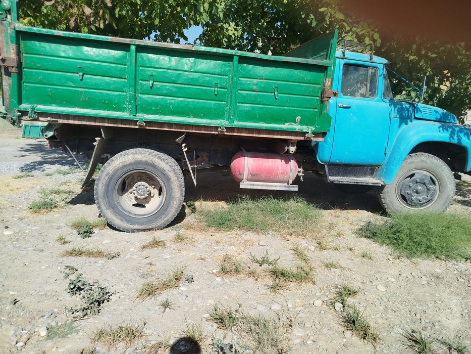 Zil sotiladi. ЗИЛ сотилади.