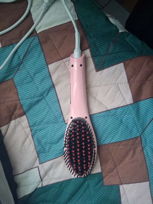 Нова четка  за изправяне на коса