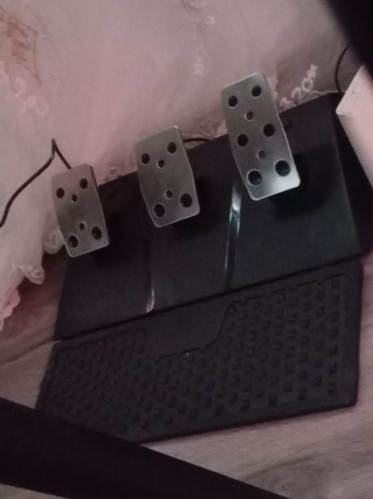 Vând ps4 pro de un 1t cu jocuri volan pedale și schimbător sa schimb pe un cross