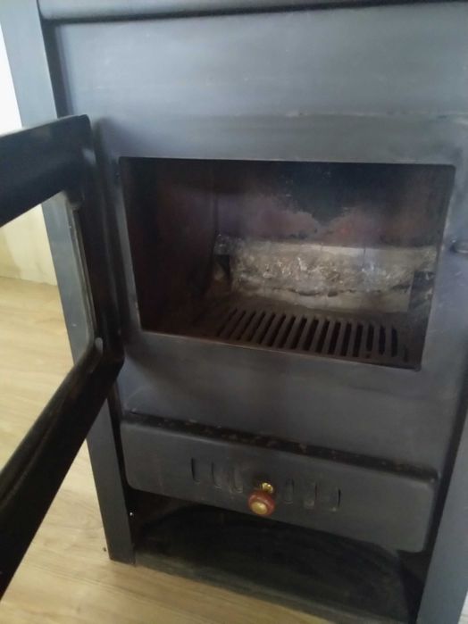 Отоплителна камина с водна риза на дърва Прити