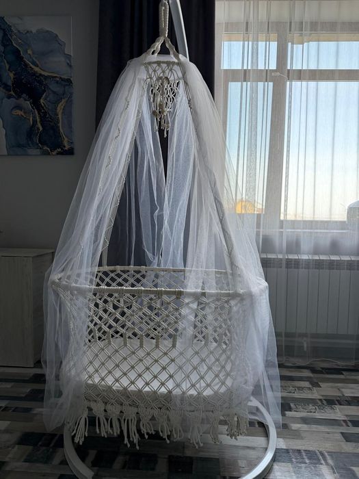 Детская люлька белого цвета с матерьяла