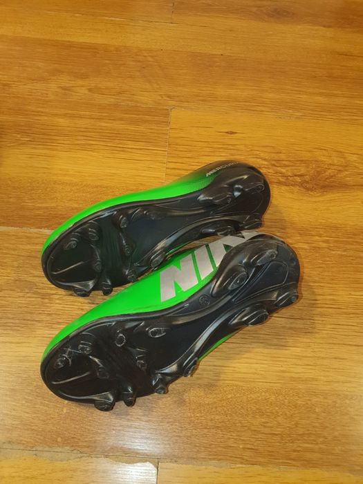 Ghete de fotbal cu crampoane