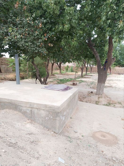 42 sotixli. uy maktab  bog‘cha yonida