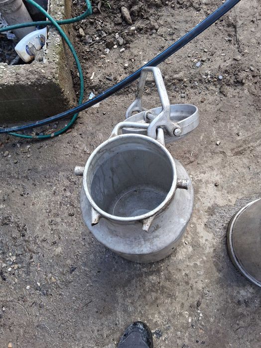 Vand bidoane alumin8u 75 lei buc.