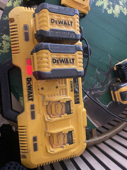 Incarcator cu 4 posturi dewalt