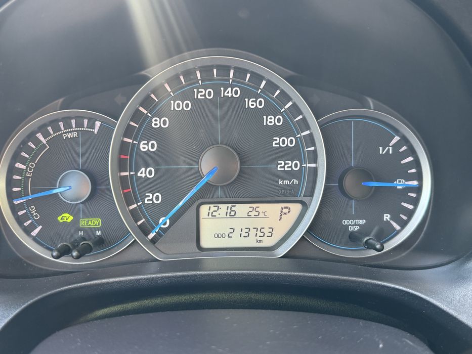 Toyota Yaris 1.5 benzina hibrid an 2012 si cutie de viteze automata