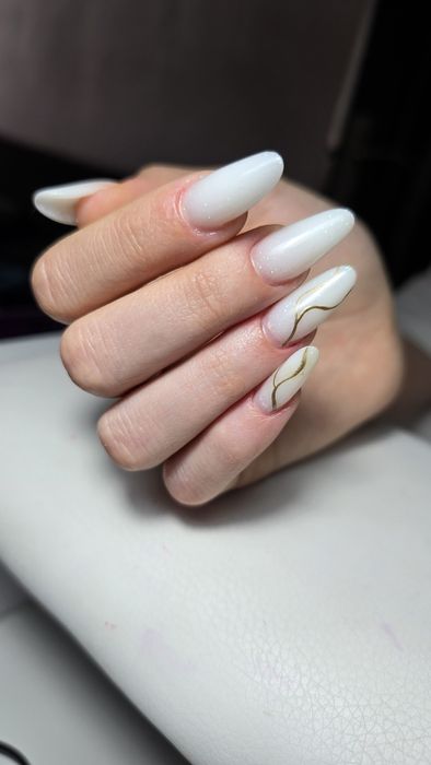 Buna,sunt manichiurista de 9 și îmi iubesc meseria.