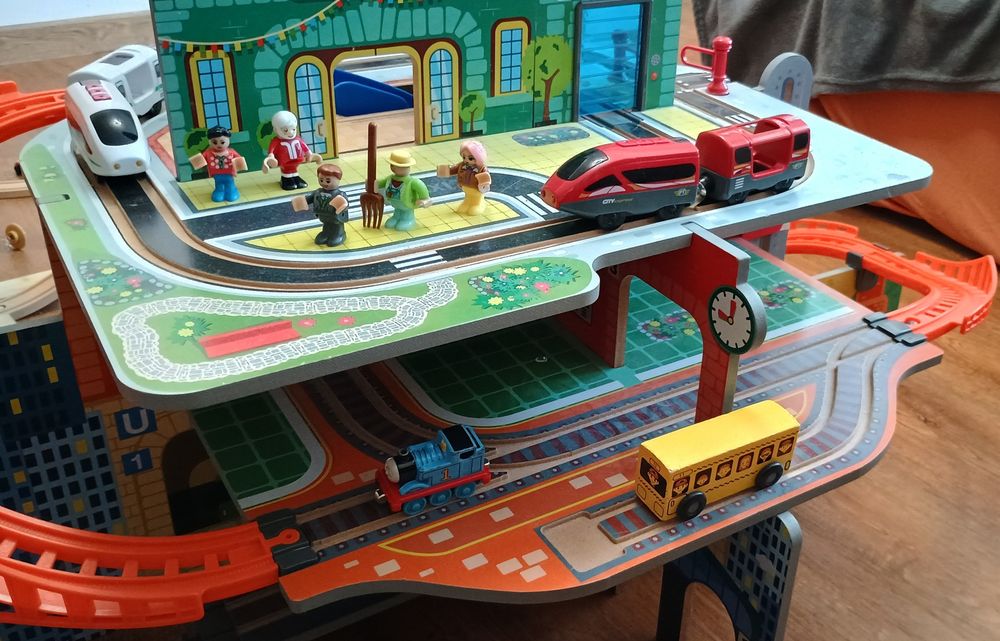 Vând statie, gara tren lemn XXL set mare de șine de lemn playtive / jucării din lemn